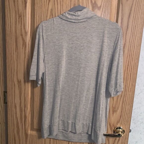 Women’s Cato XL short sleeve tan blouse with gold. - Picture 8 of 9